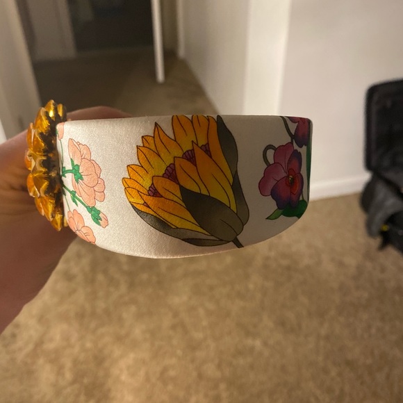 Flower headband with gold flower pendant